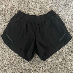 lululemon hotty hot 4” , black , size 6 , EXCELLENT used condition